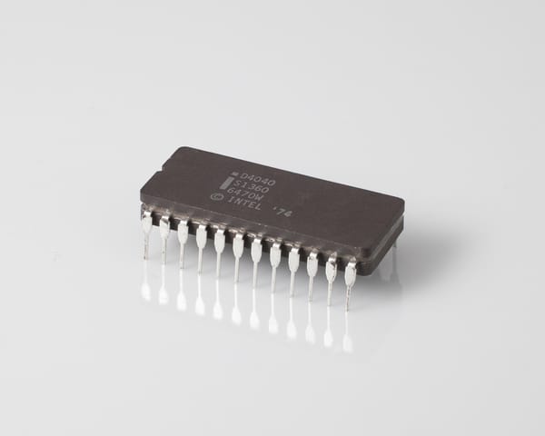 Intel D4040 processor, three-quarter view: grey ceramic 24-pin DIP marked 'i D4040 S1360 6470W ©INTEL '74', silver pins