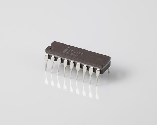 Intel D1103A chip, three-quarter view: grey ceramic 18-pin DIP marked 'i D1103A 5C950', silver pins