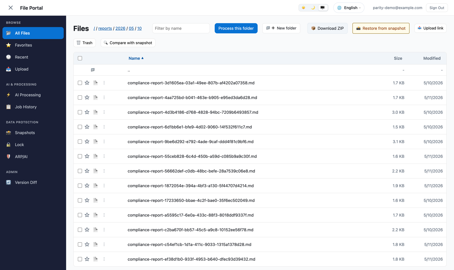 Amplify Gen 2 のファイルポータルの一覧画面。パンくずが / reports / 2026 / 05 / 10 と辿られ、同じ 13 ファイルが親フォルダへの .. と一緒に並び、各行に star とダウンロードのアイコンがある