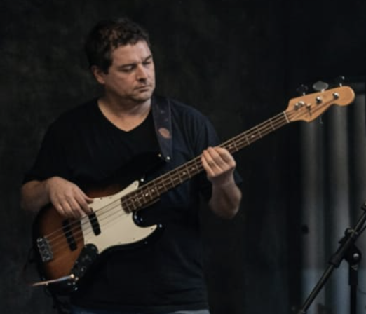 Rafael no baixo