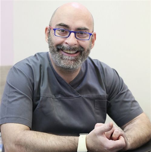 Ο Νίκος Μούρτζινος, Χειρουργός Οδοντίατρος, στο ιατρείο του στο Μενίδι