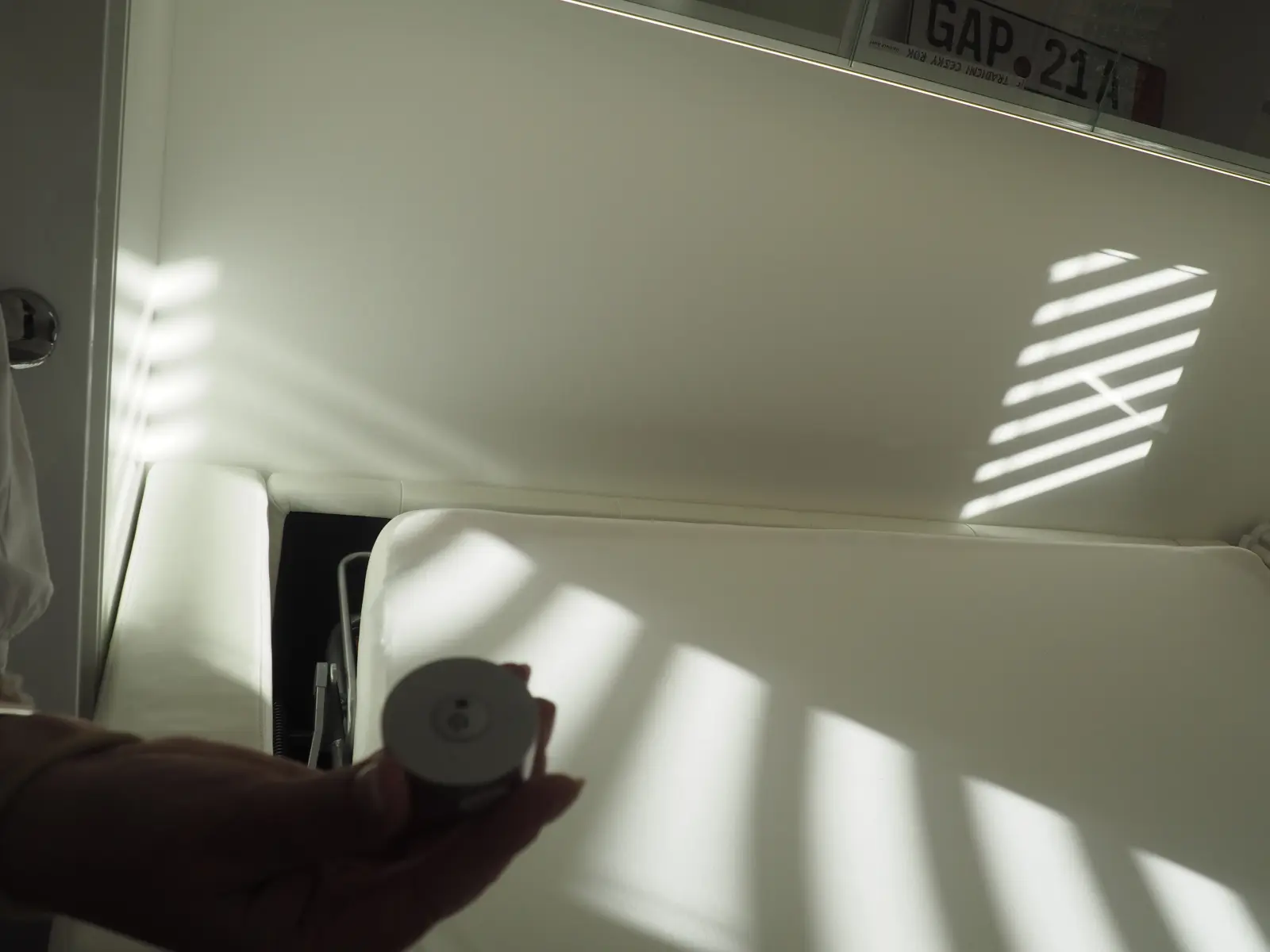 asistentský pokoj - ovládání LED světel - tlačítko