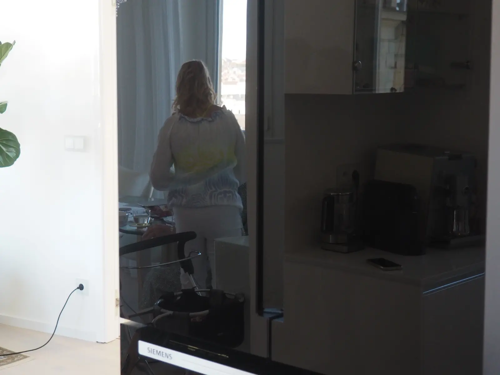 kuchyň vyleštěný povrch lednice - zrcadlo pro kontrolu