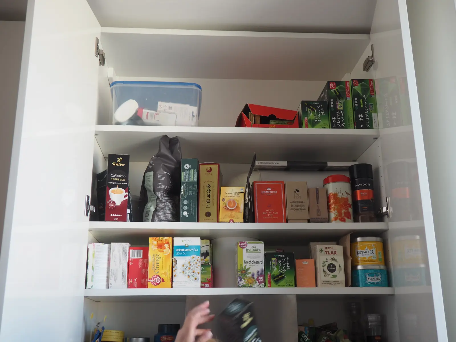 kuchyň skříň na čaj a kapsle kafe