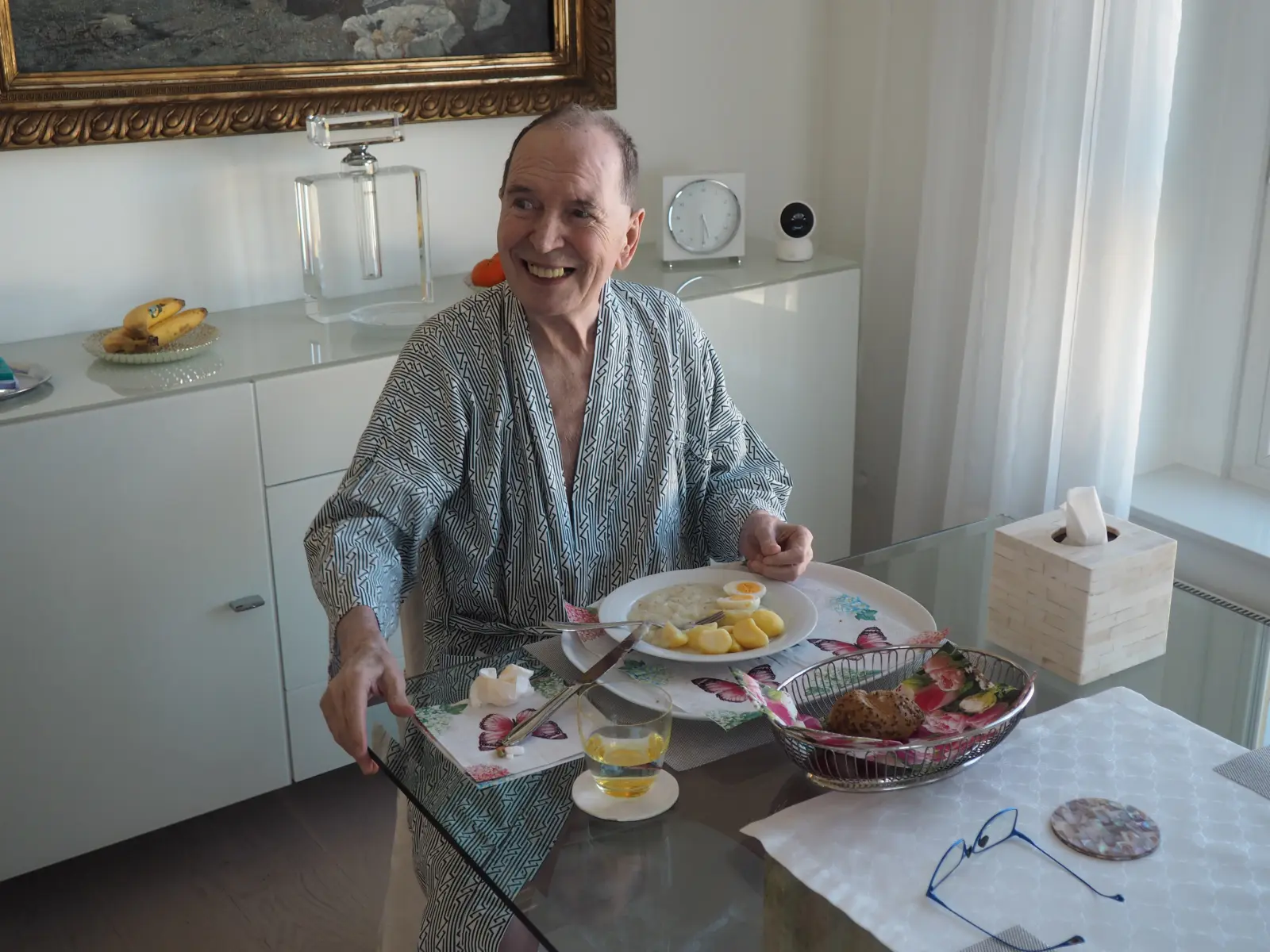 Obývací pokoj - franz u stolu - kapesníky, pečivo, voda, léky