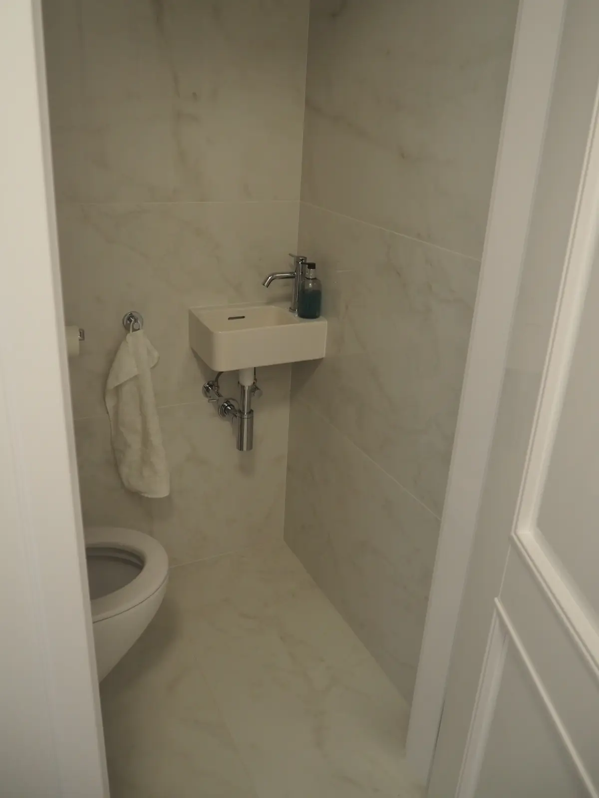 wc a umyvadlo asistent šatna