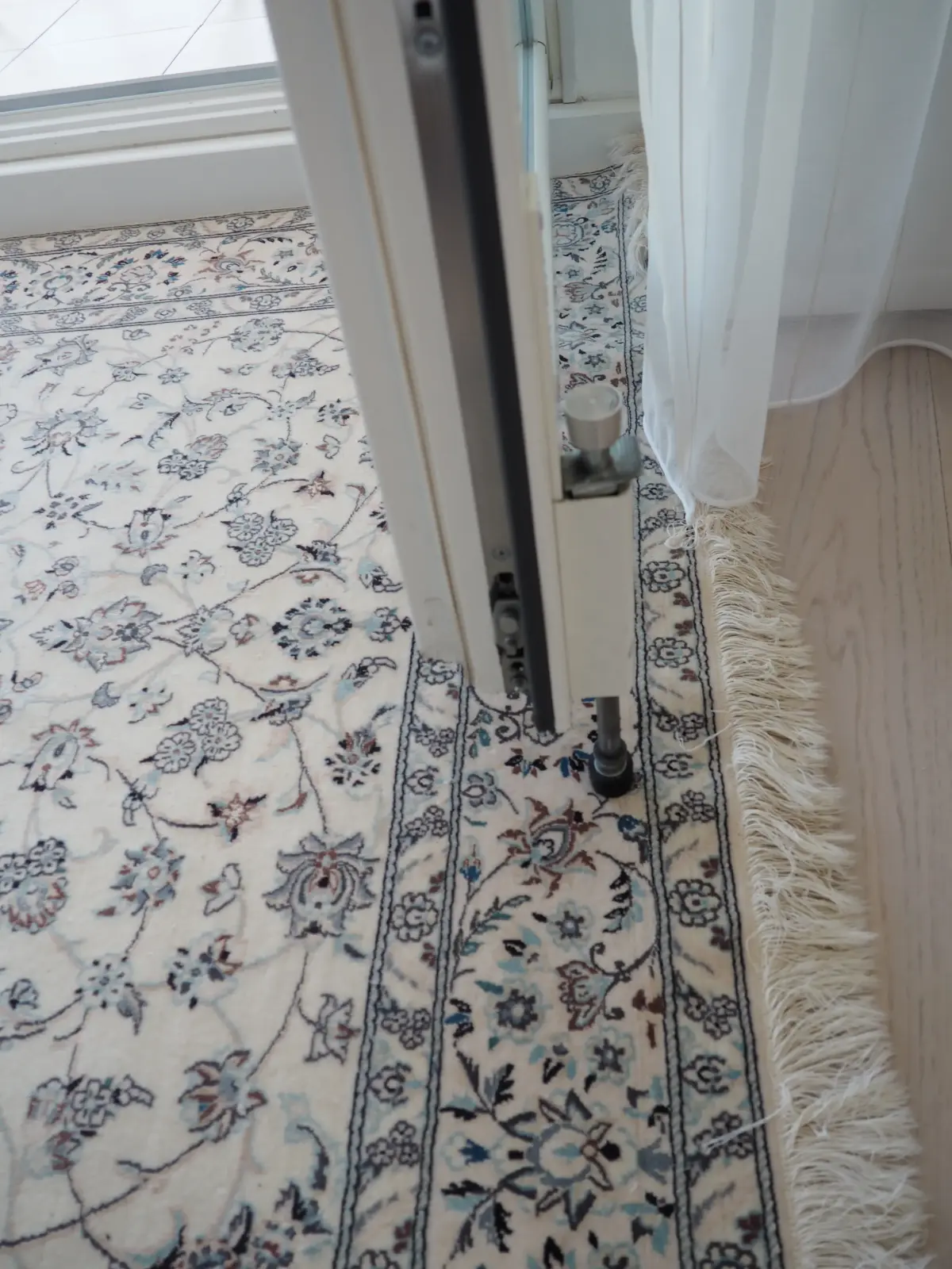 zarážka dveří na balkon detail