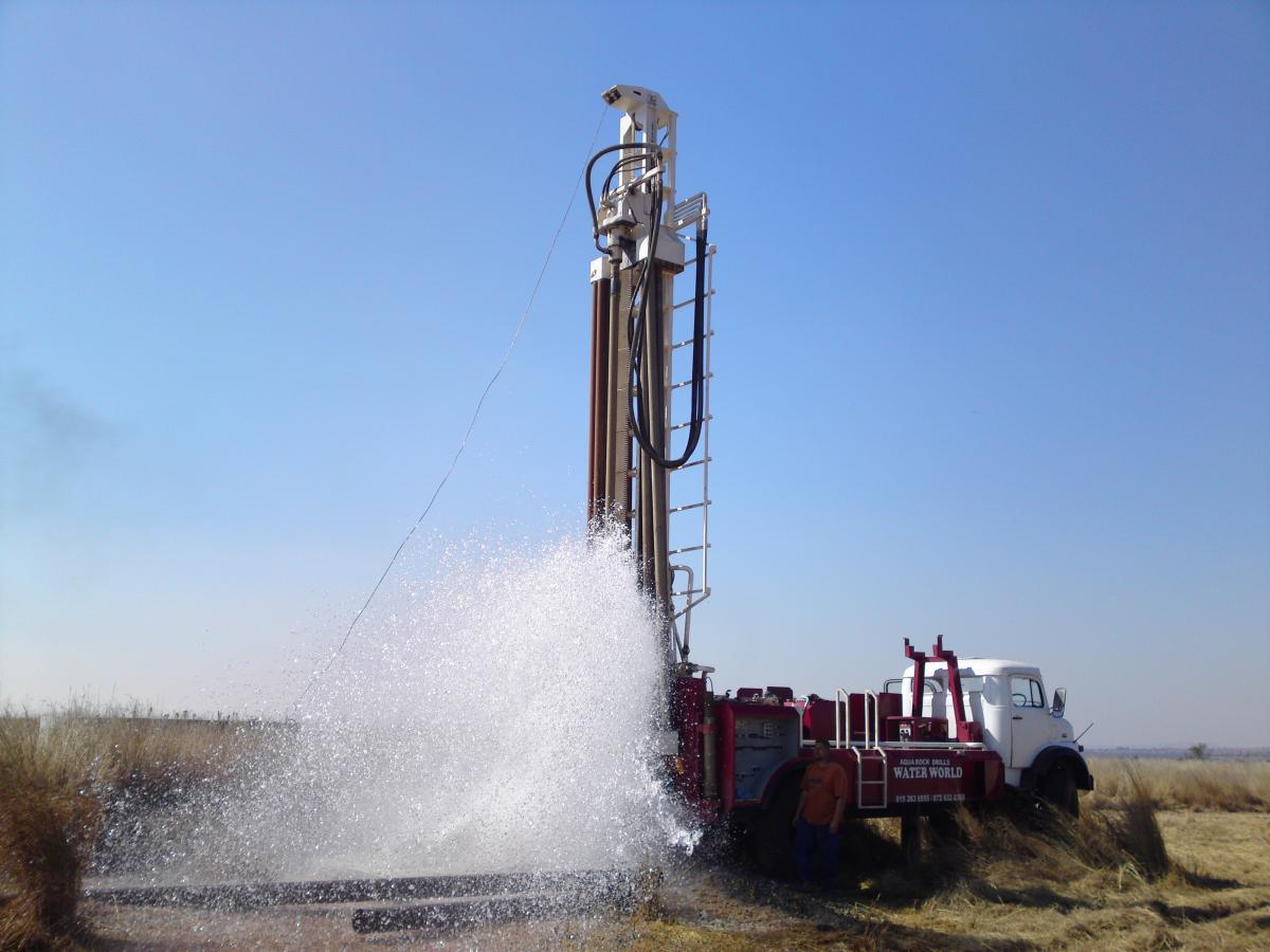Water well drilling rig