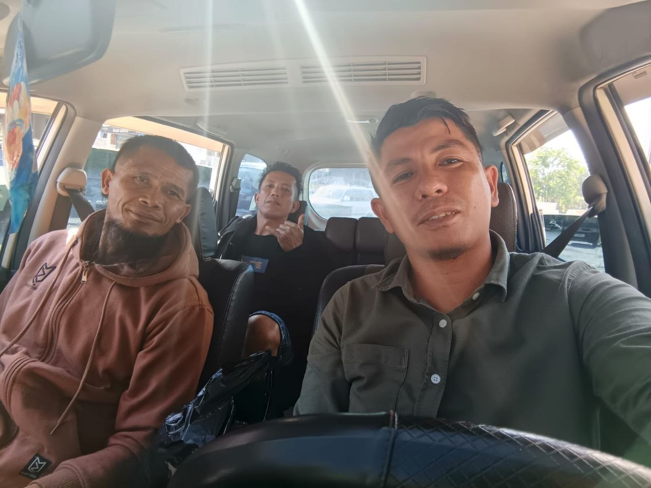 Penumpang FF Taxi Sumbawa bersama sopir di dalam mobil