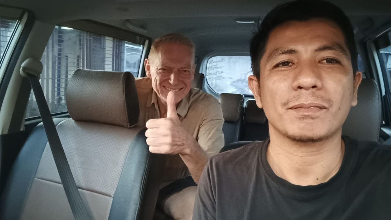 Wisatawan mancanegara memberi jempol naik FF Taxi Sumbawa