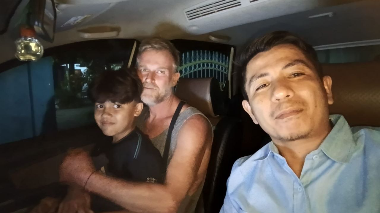 Keluarga wisatawan naik FF Taxi Sumbawa