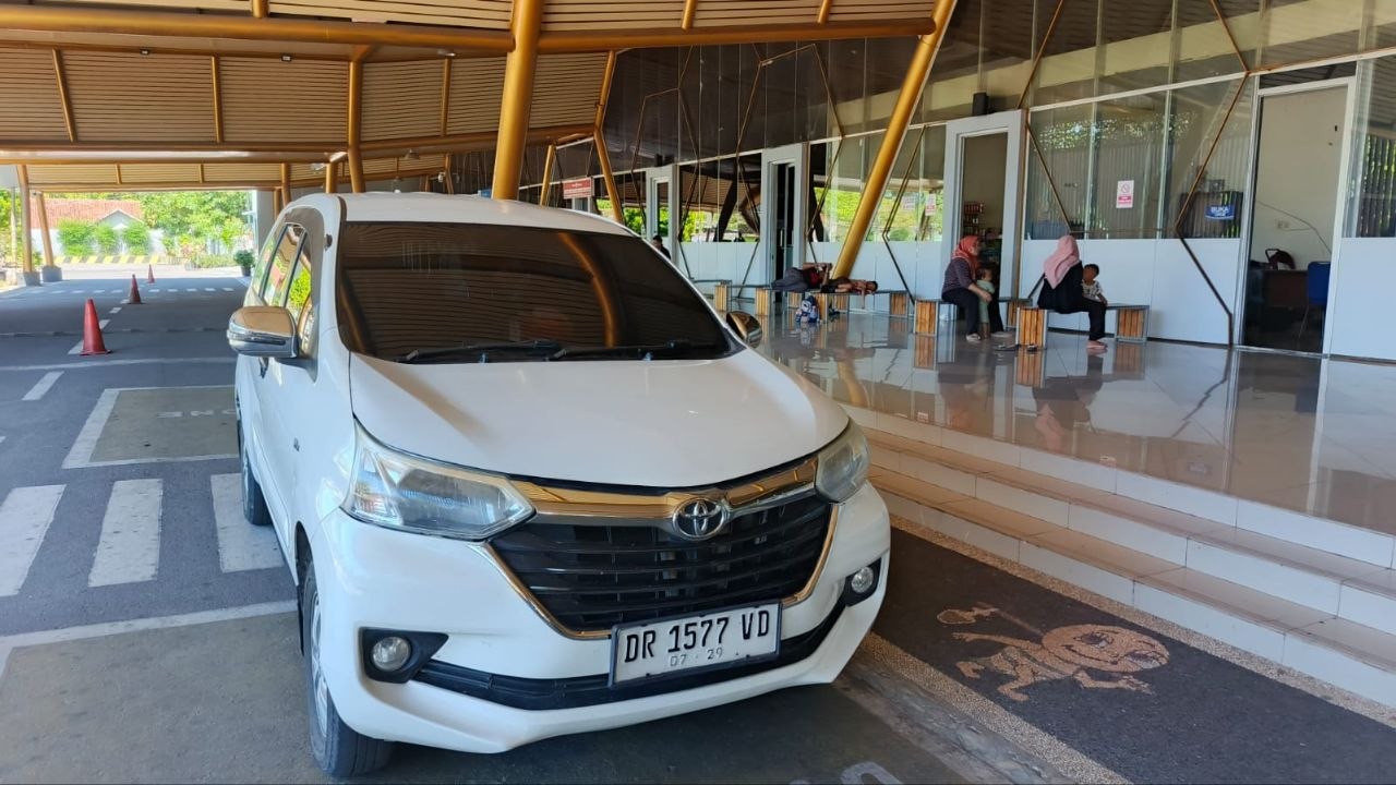 Toyota Avanza putih FF Taxi Sumbawa terparkir di Bandara Sumbawa