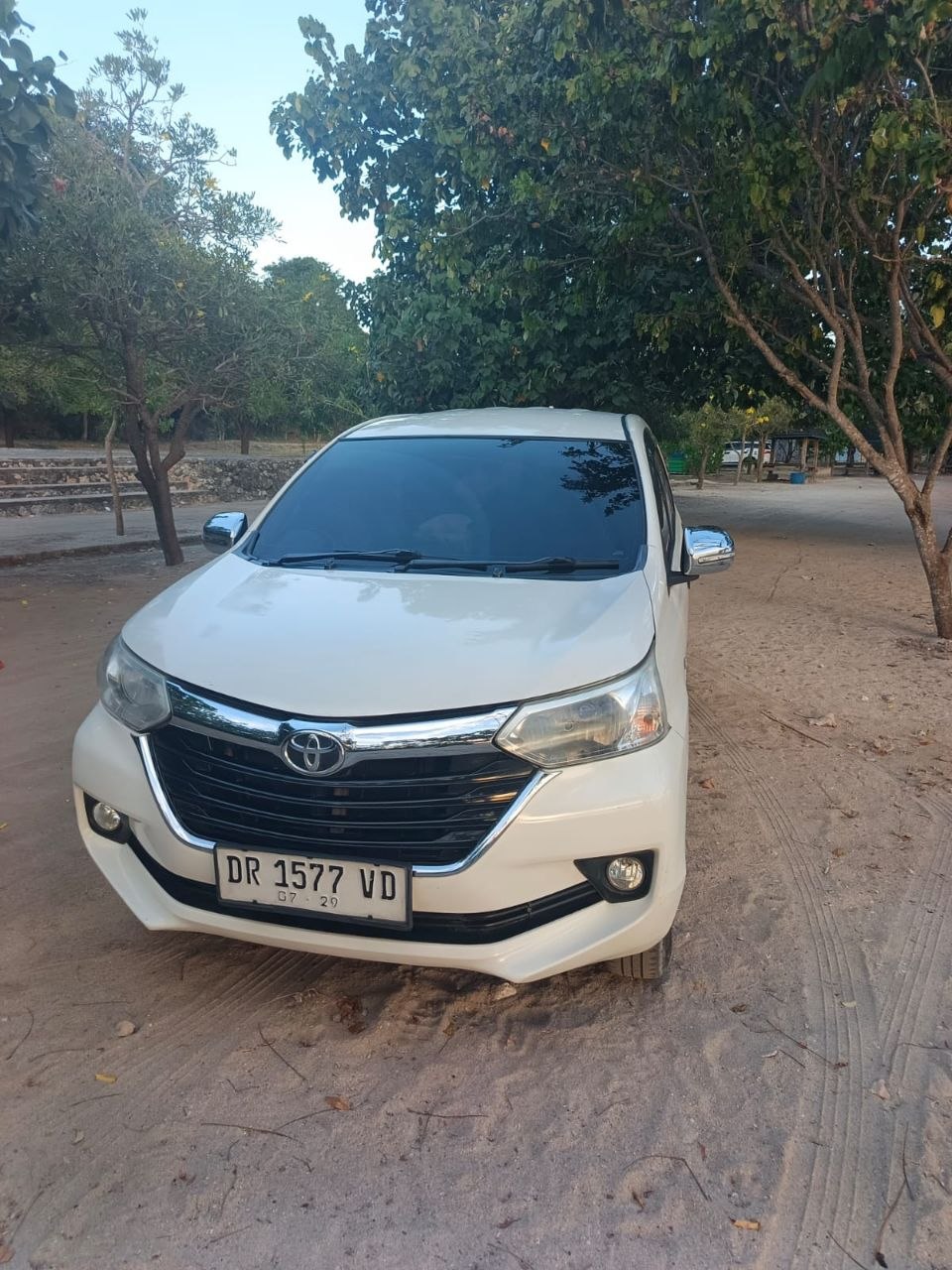 Toyota Avanza putih FF Taxi Sumbawa di lokasi wisata alam Sumbawa