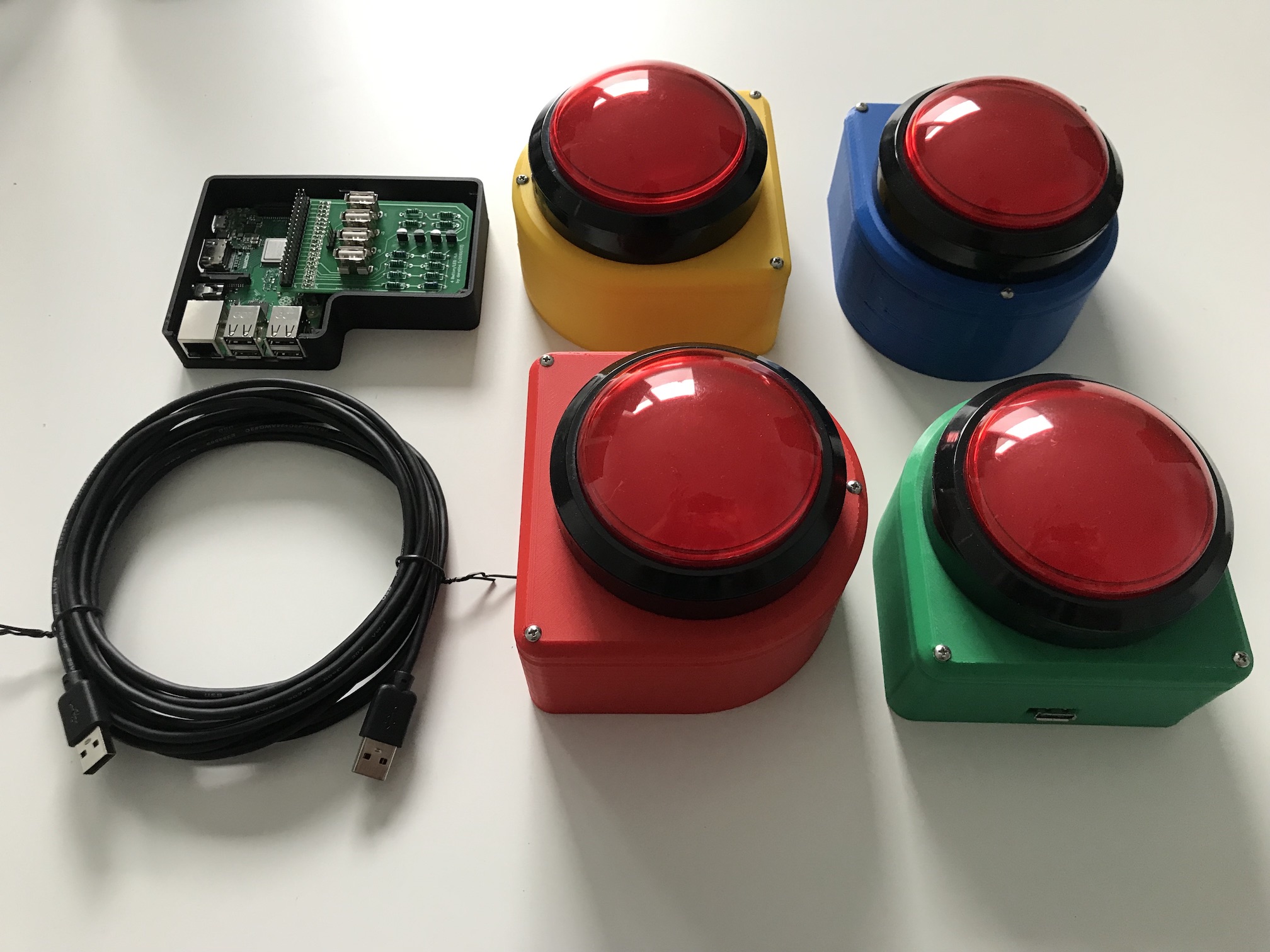 The finished product: Four buzzers, a Raspberry Pi incl. hat