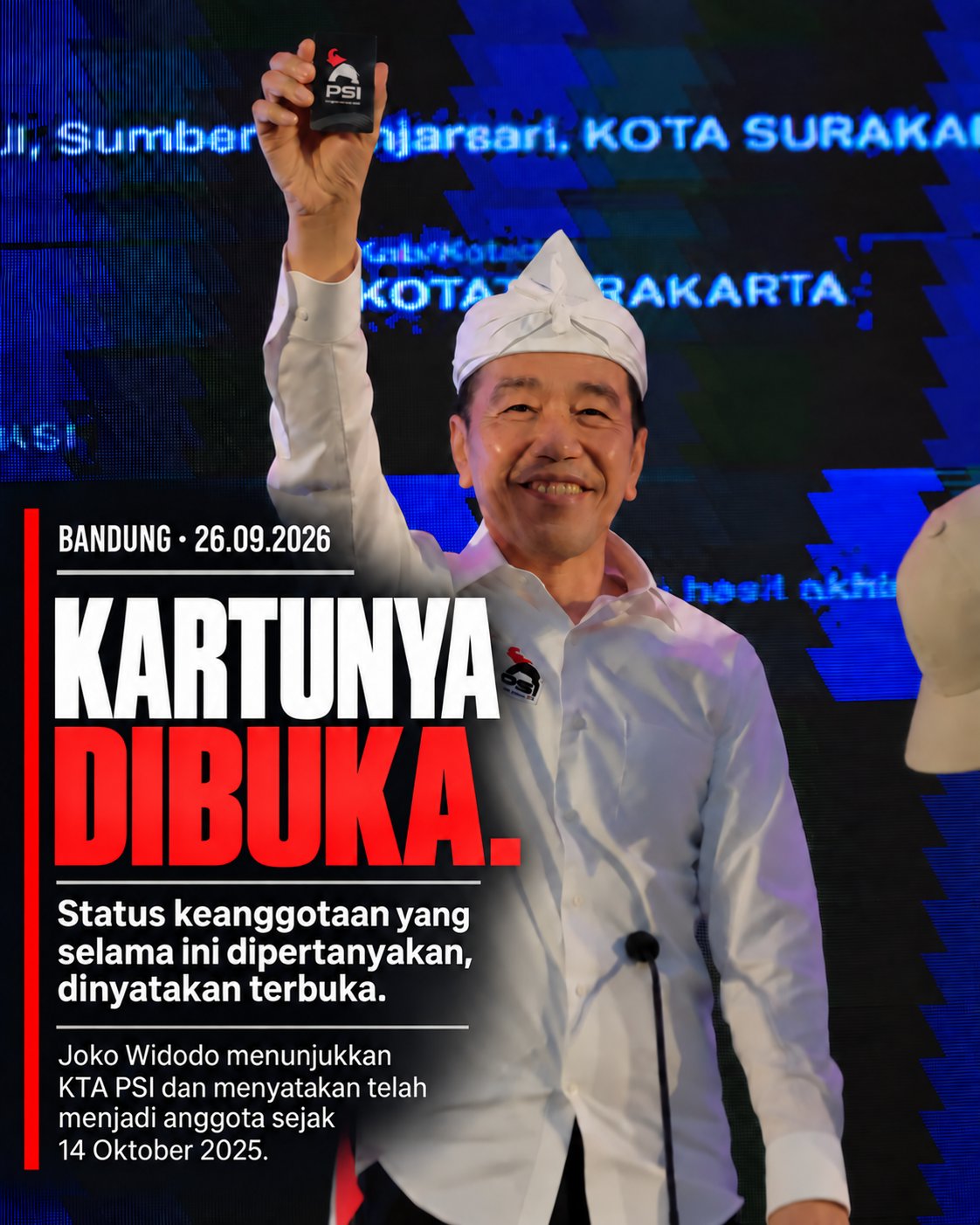 Joko Widodo memperlihatkan KTA PSI dalam Rakorda PSI Kota Bandung, 26 September 2026