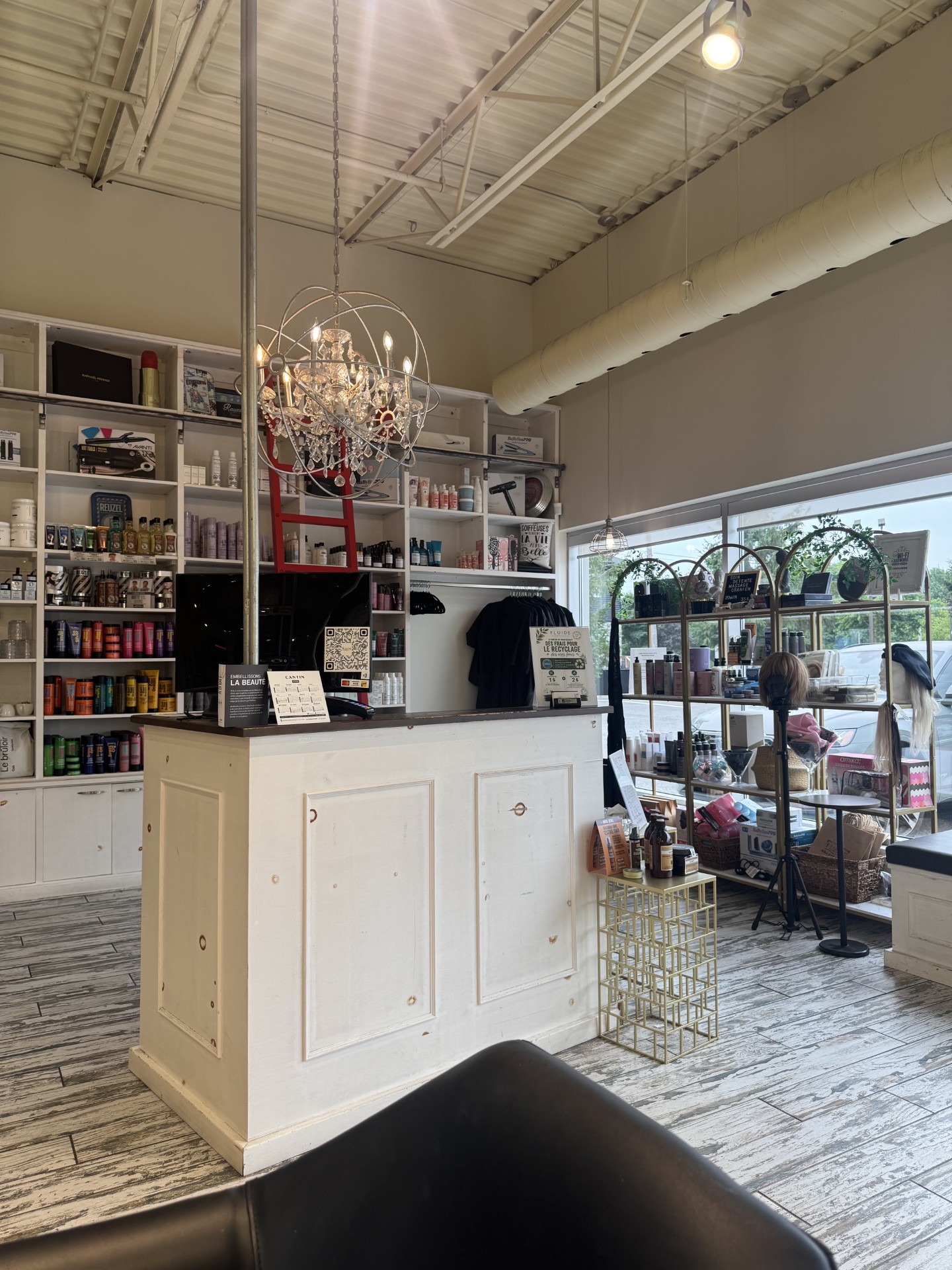 Comptoir d'accueil et lustre, salon Fluide