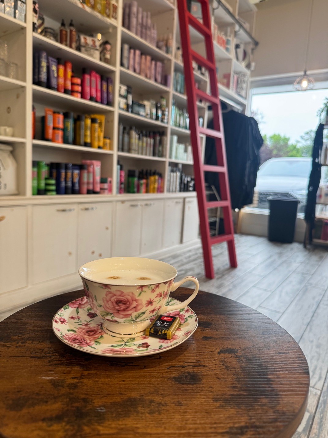 Café servi au salon Fluide