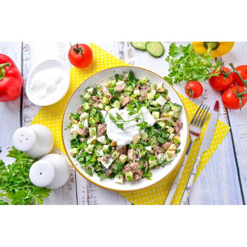 Белковый салат с тунцом и яйцом