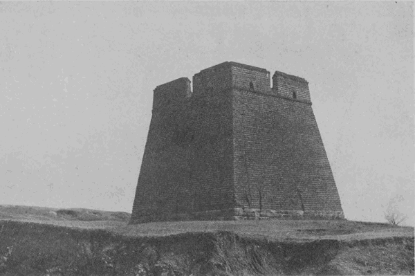 「金州の丘陵上にある煙台（烽火台）の一」のキャプション付きの写真