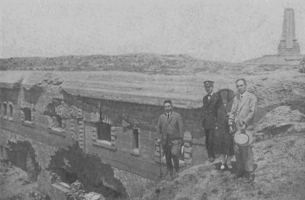 「旅順東鶏冠山砲台の廃墟に於ける一行」のキャプション付きの写真