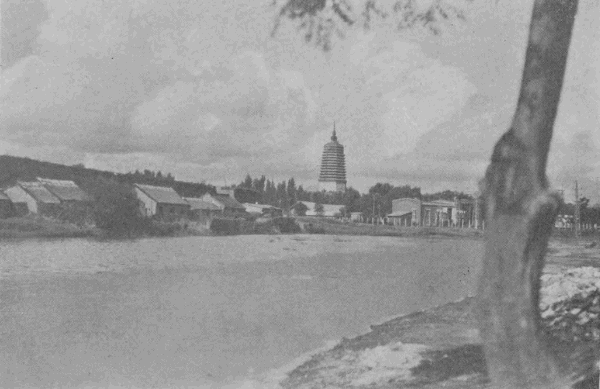 「遼陽の白塔と遼河」のキャプション付きの写真