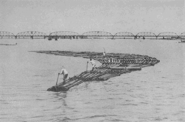 「鴨緑江の鉄橋と筏」のキャプション付きの写真