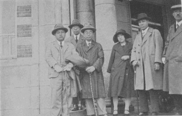 「安東ホテル門前と一行」のキャプション付きの写真