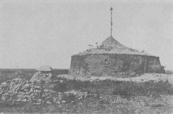 「内蒙古途上のオボ」のキャプション付きの写真