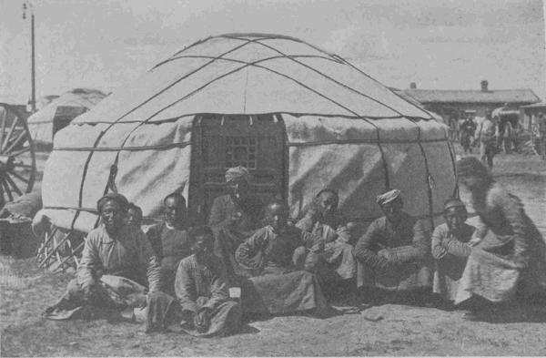 「蒙古包の外観」のキャプション付きの写真