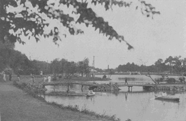 「長春に於ける日本公園」のキャプション付きの写真