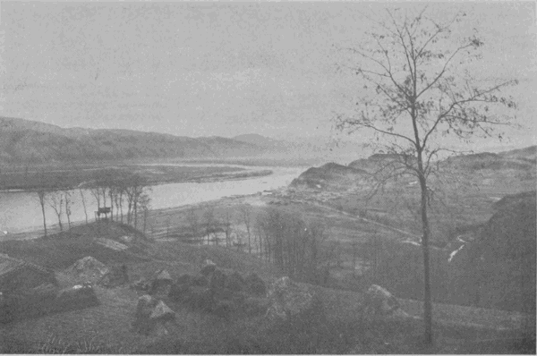 「鴨緑江の上流」のキャプション付きの写真