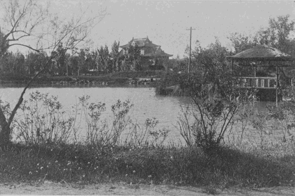 「湯崗子温泉の外観」のキャプション付きの写真