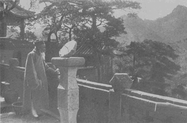 「千山の無量観と道士の一人」のキャプション付きの写真