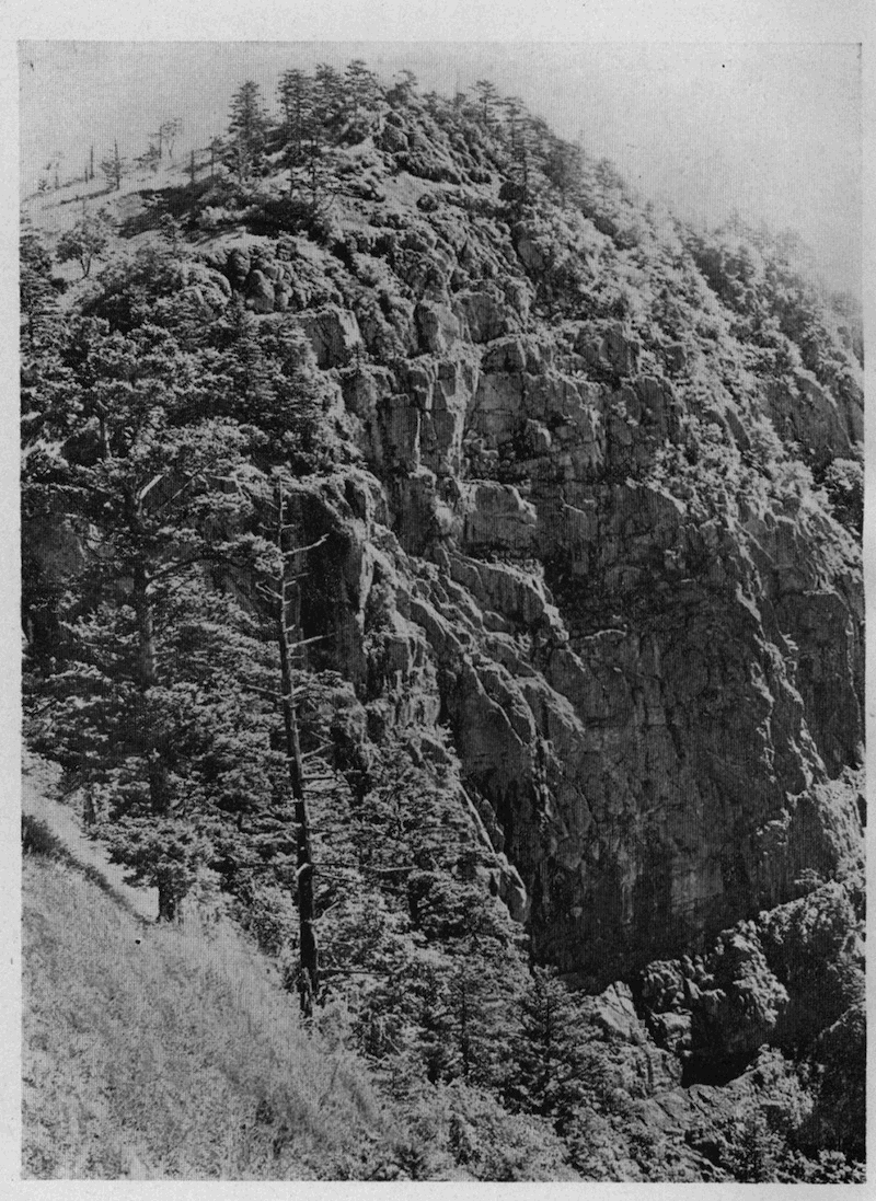 「三峠山の屏風岩」のキャプション付きの写真