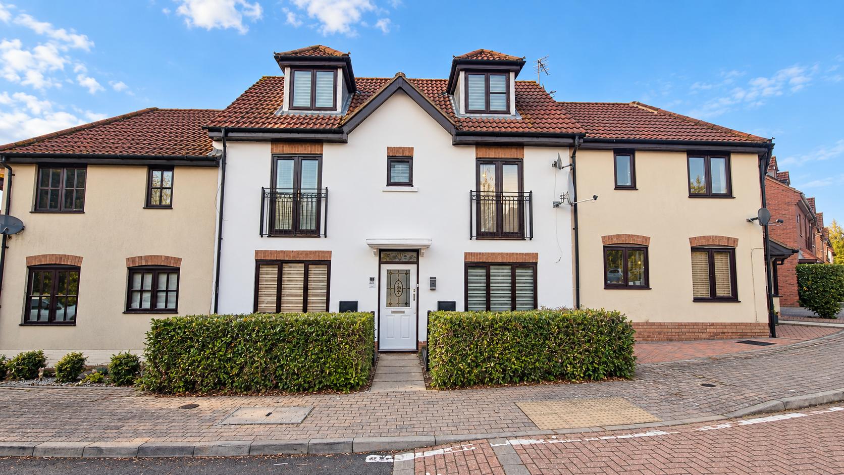 29 Edzell Crescent, Westcroft, Milton Keynes, a four-bedroom terrace house arranged over three floors