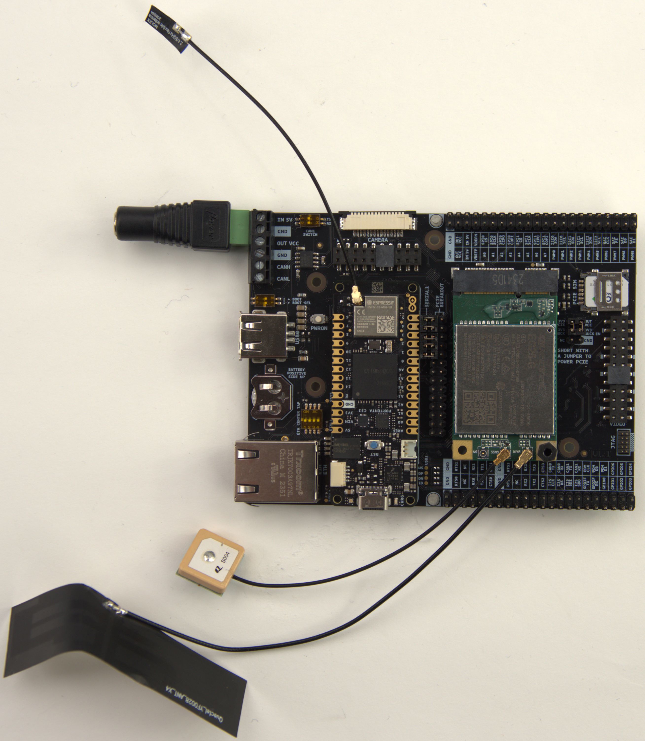 Portenta Mid Carrier with Portenta C33 and Pro 4G Module GNSS with all antennas connected