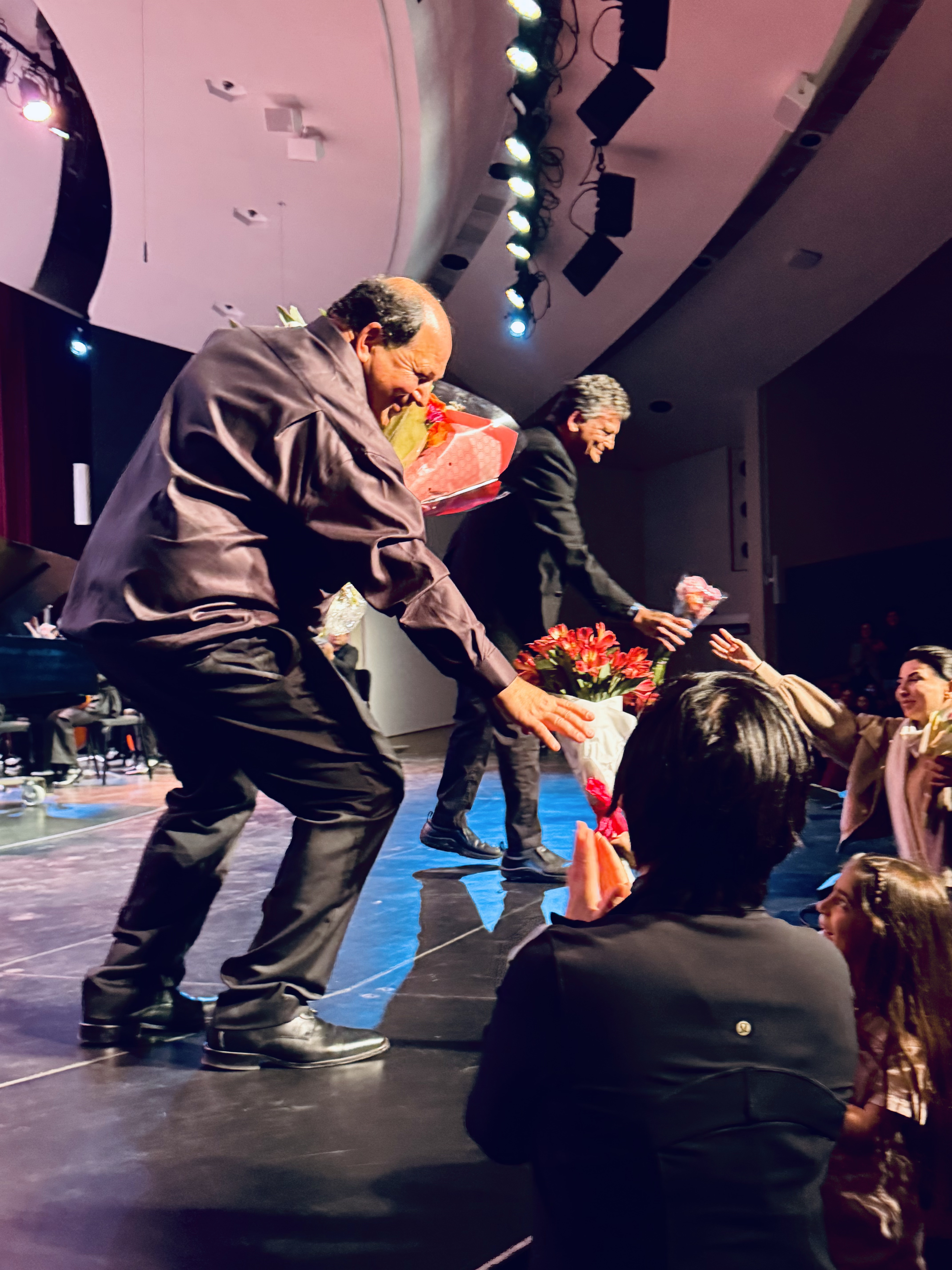 The performance was very very successful—all seats are taken, with people standing on the back. The audience can&rsquo;t help but to applaud between movements. Lévy got more flowers than a ballerina really&mldr;