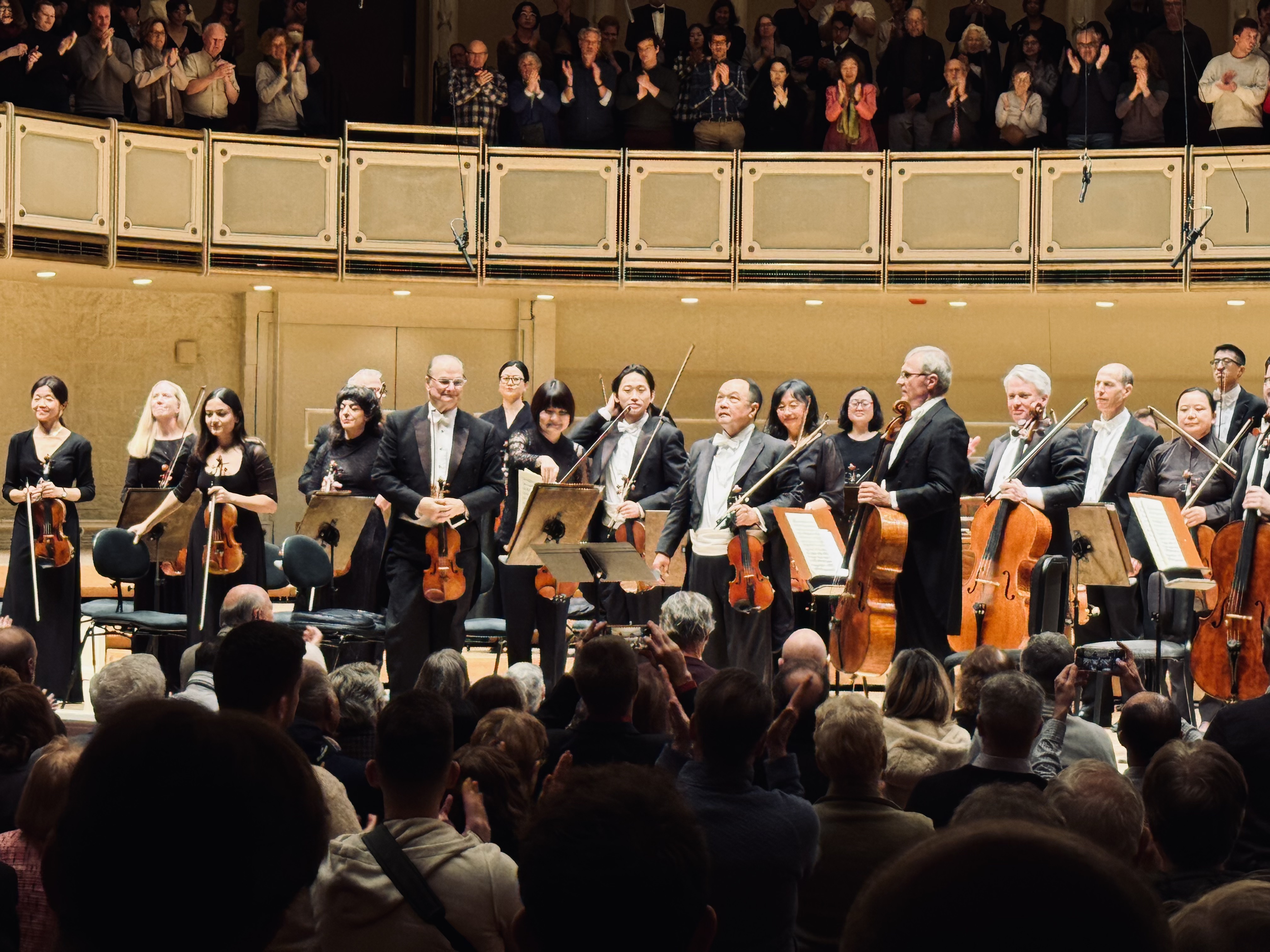 The Chicago audience really enjoys standing up!