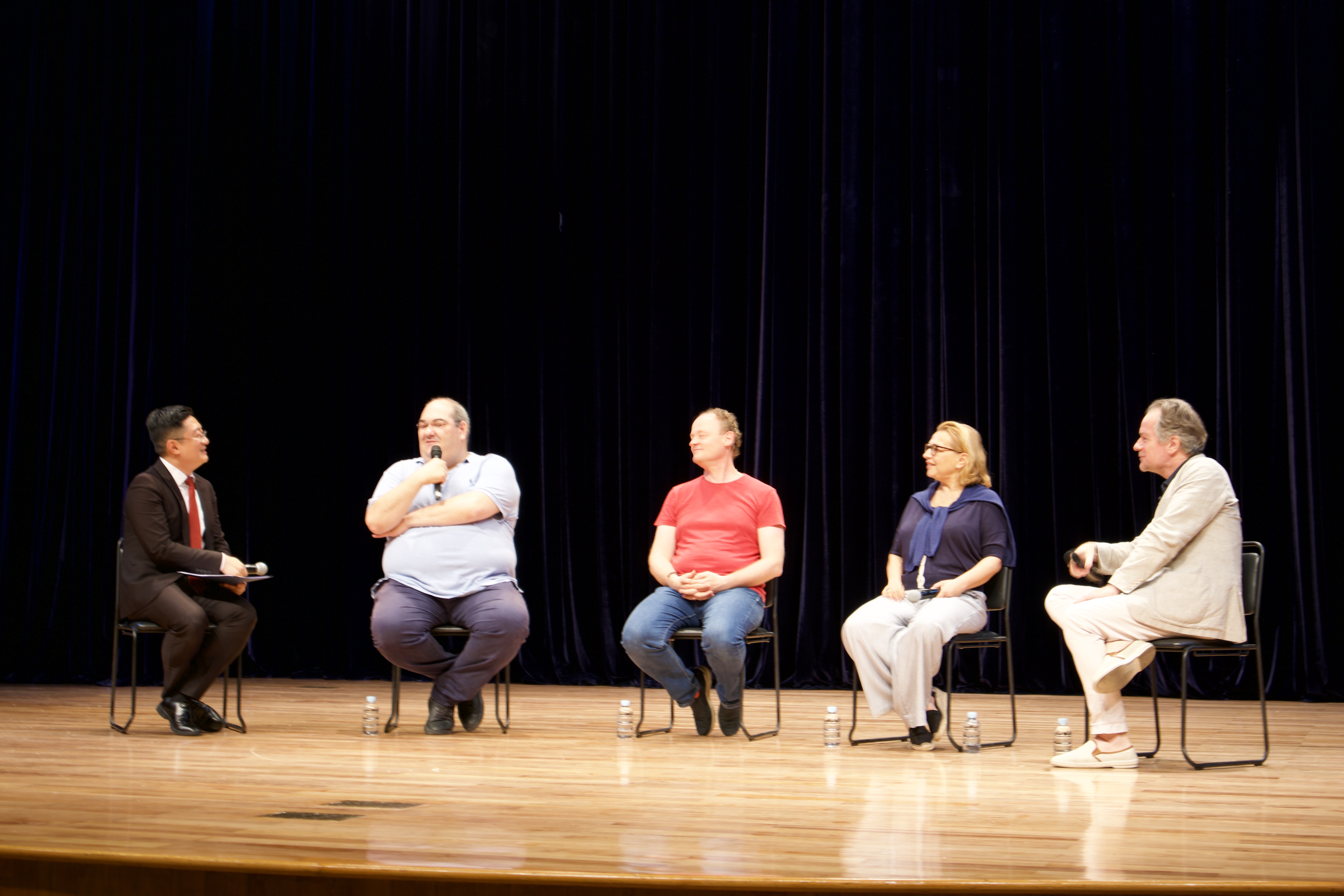It was really generous for Xinhai Concert hall to host a master class by Emmanuel Pahud, for free.