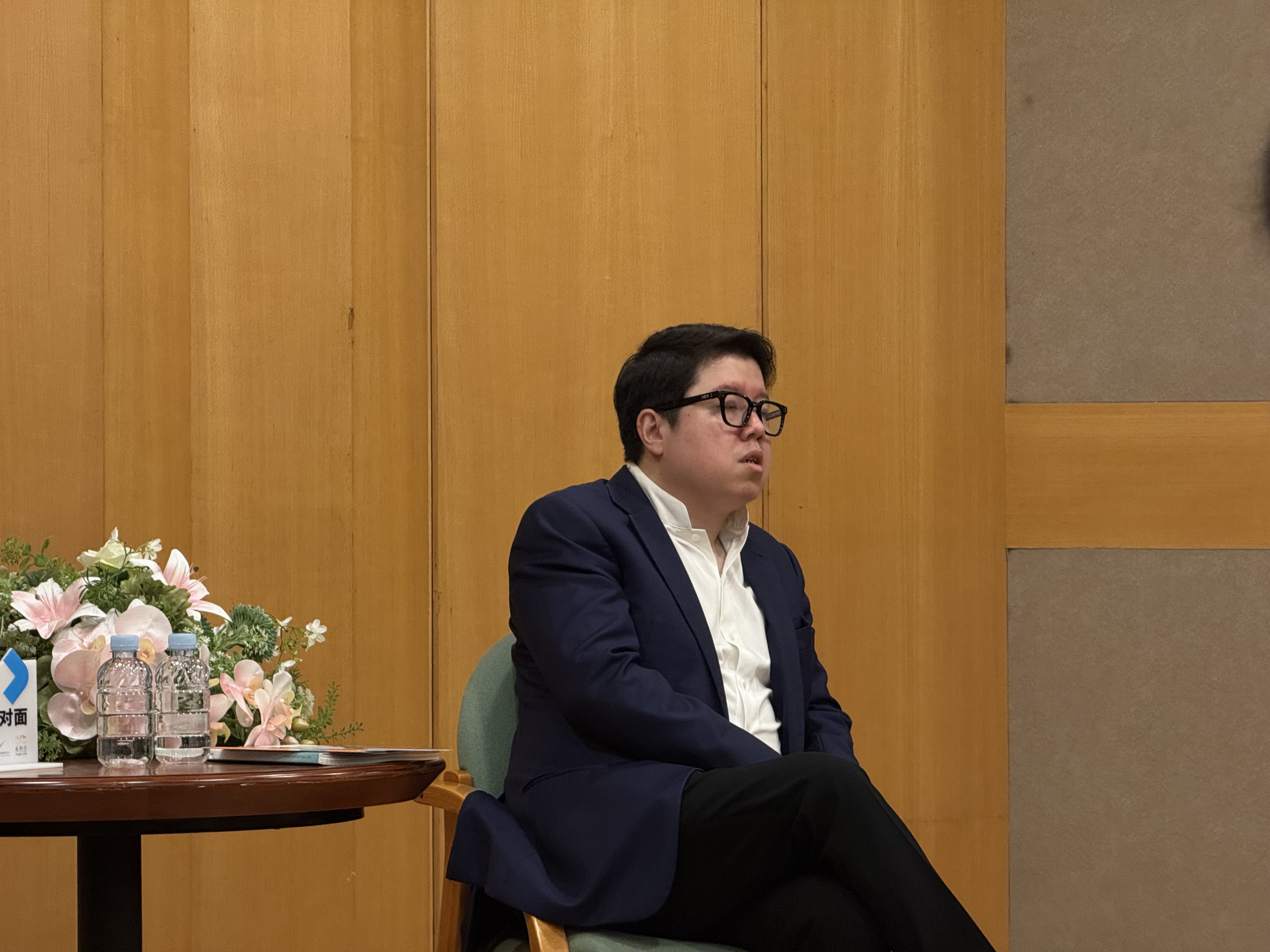 Conductor Yi Huang’s pre-concert talk. Audience are young.