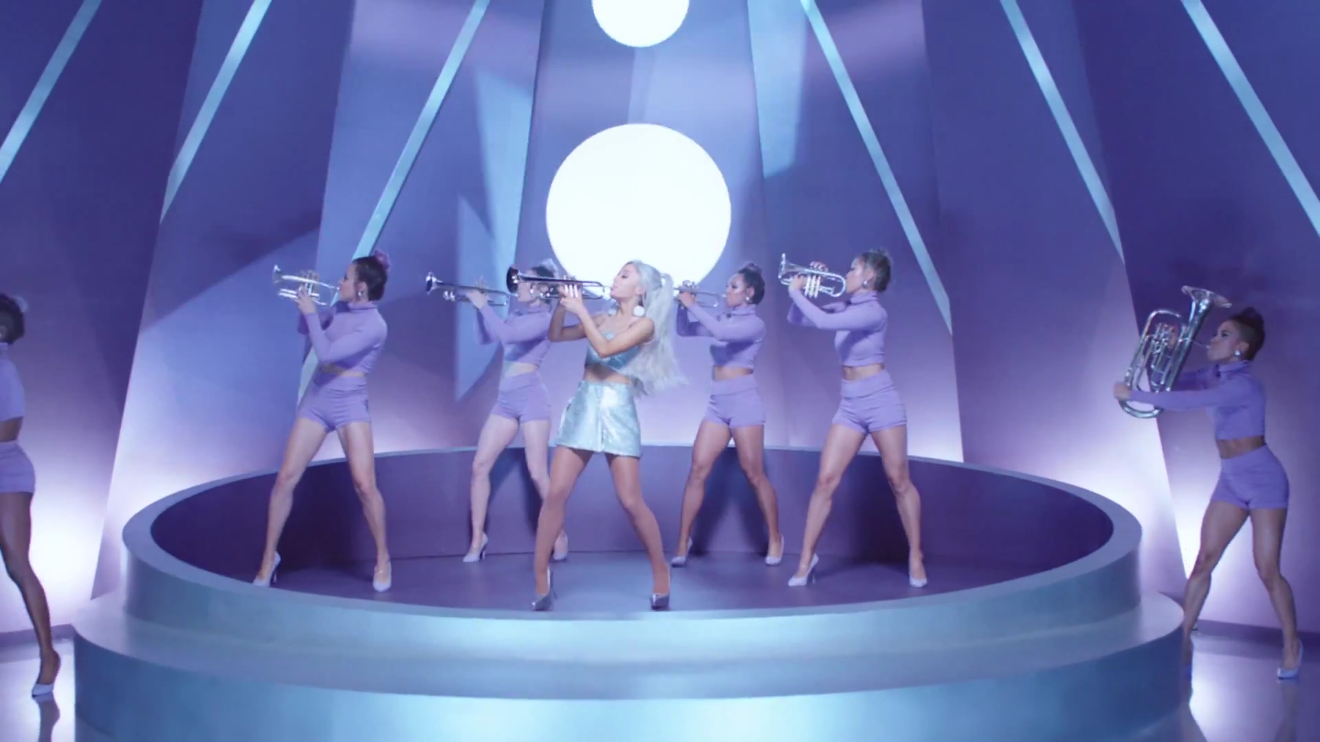 One, two three&mldr; c&rsquo;om, girls!