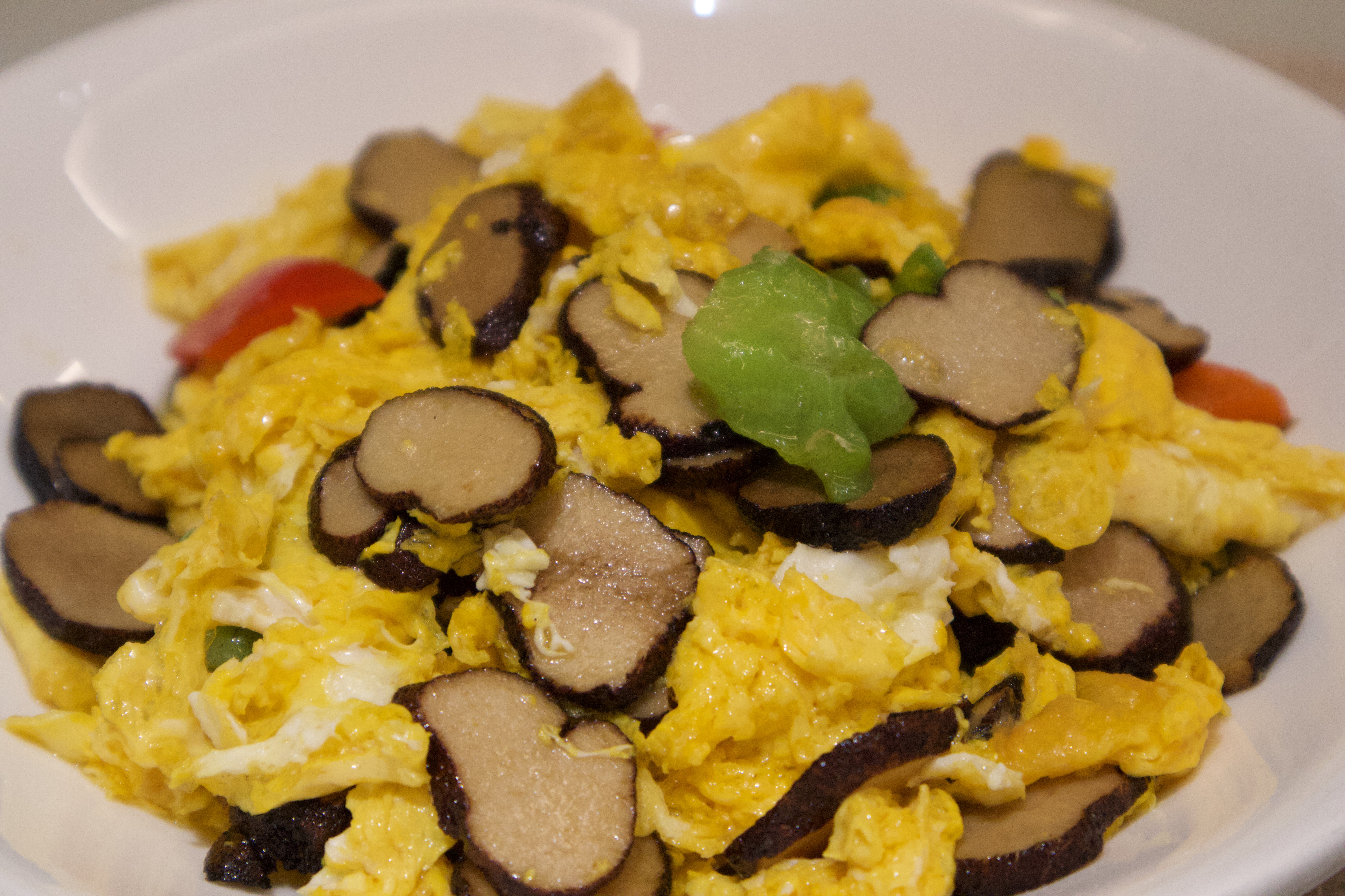 A restaurant truffle-and-egg stir-fry, with at least 500g fresh truffles cost ¥128!