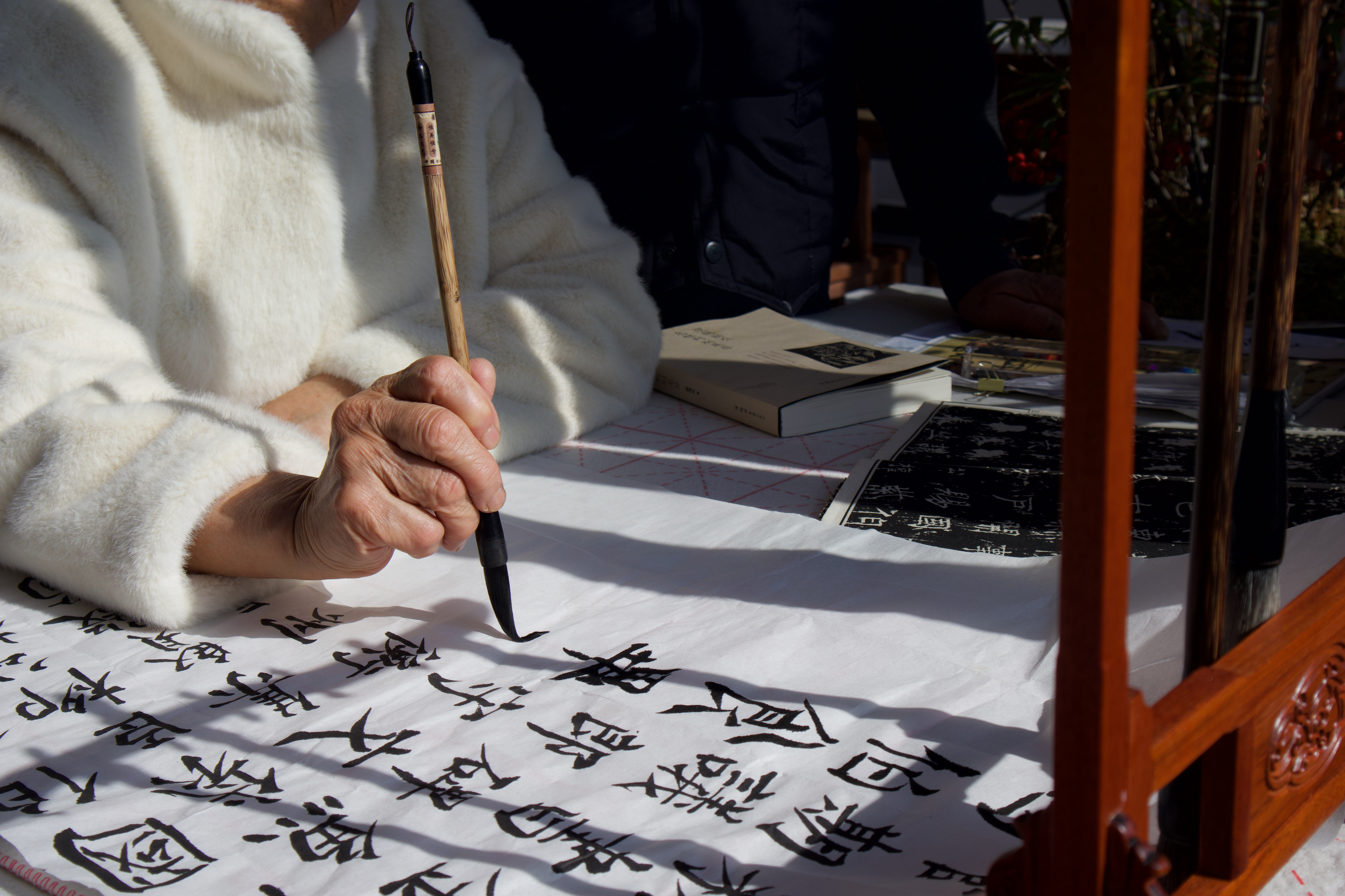 Chinese calligraphy written by my grandmother. I went back to visit her during the holiday. She is an inspire to me. Btw, I&rsquo;m extremely good at copperplate, perhaps the sense for calligraphy runs in the blood.