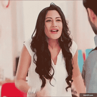 एक महिला उत्साह से अपनी भावनाओं को ज़िंदादिली से व्यक्त कर रही है।