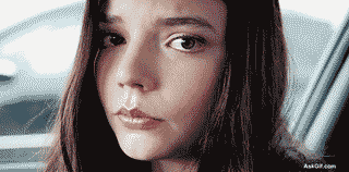 एक युवा महिला कार में गहरी सोच में डूबी हुई है।