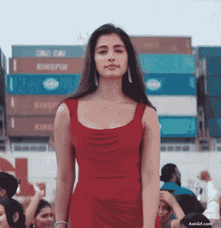 पूजा हेगड़े शानदार लाल ड्रेस में आत्मविश्वास से चलती हैं