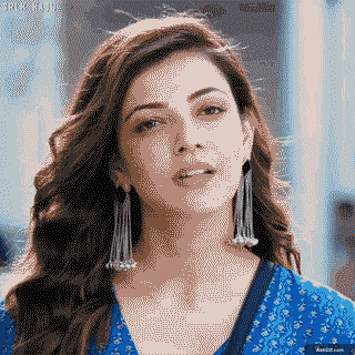 काजल अग्रवाल दूर देखते हुए विचारशील लग रही हैं