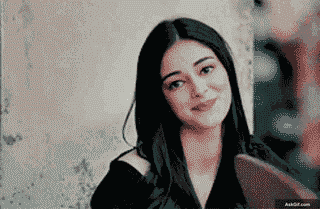 अनन्या पांडे बातचीत सुनते हुए चंचलता से मुस्कुरा रही हैं