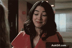 नताशा लियू बोर्डिज़ो खेल-खेल में मुस्कुराती हैं जब एक कहानी सुनती हैं