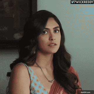 मृणाल ठाकुर एक दृश्य में हैरान और उलझन में दिख रही हैं